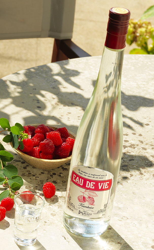 bigallet-eau-de-vie-de-framboise-eau-de-vie-fruit image 2